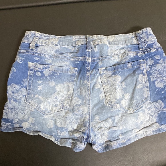 Candie’s Flower Shorts - Picture 3 of 3